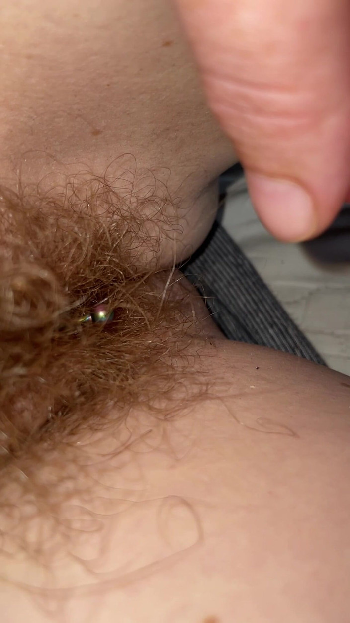 MistressWriggler: Tek bir kasık gibi bir saç cenneti klitoris piercingimin etrafında...