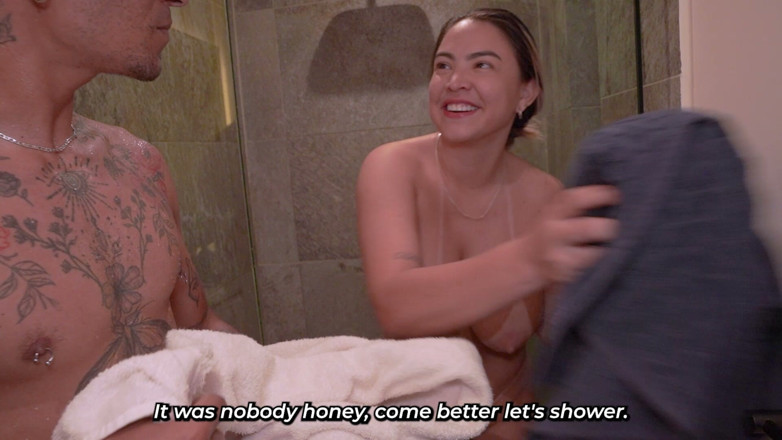 DanielaGomezz: Scopo L'amico Di Mio Marito in Bagno Mentre Lui Si...