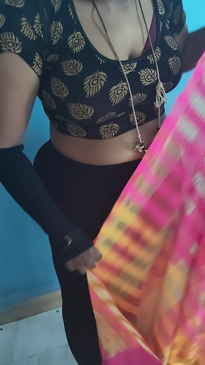 Tamil lesbian: Desi vestita con culo grosso e tette