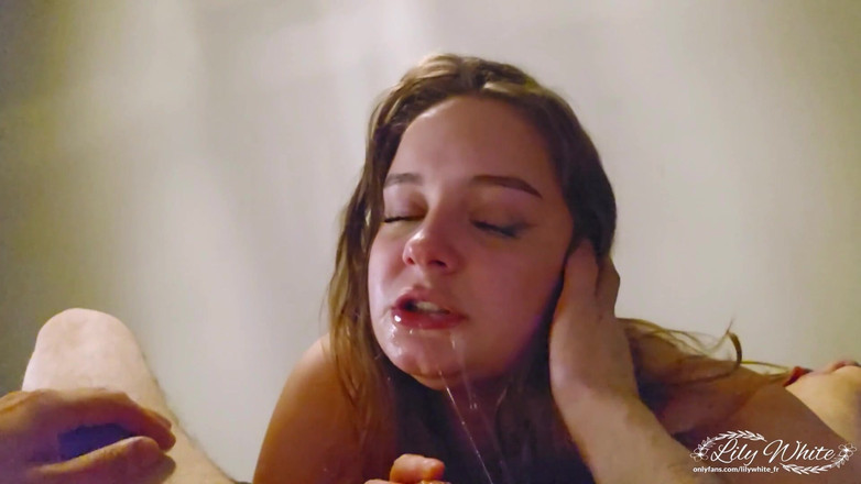 Lily White: Я смокчу член вітчима свого друга