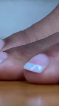 Pemandangan Dekat Kaki Perancis Ebony Giantess yang berkaki rapat