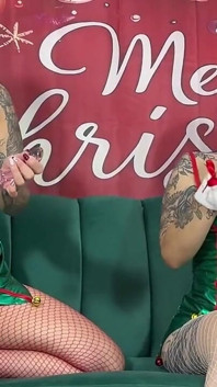 Un Elfe De Noël Fait Masturber Deux Filles