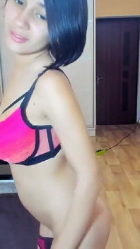 Gorąca seksowna brunetka Myla_angel w różowym staniku i majtkach!