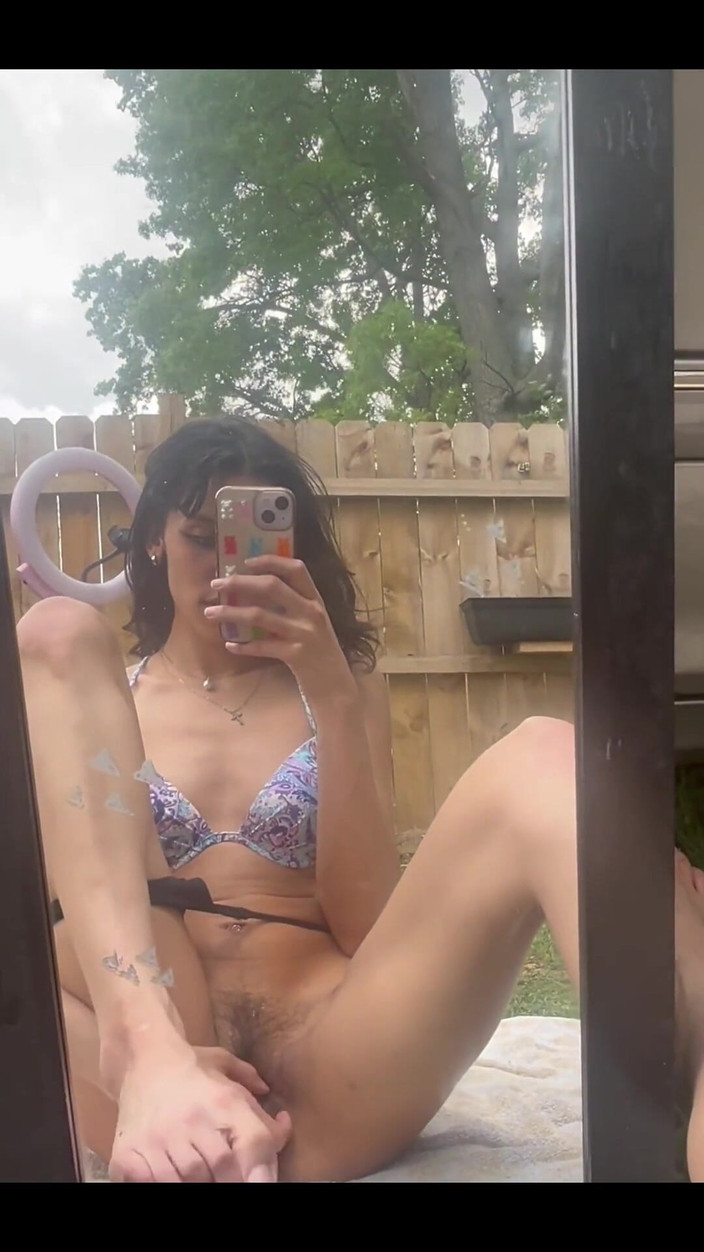 theunholychi: Divirtiéndose afuera