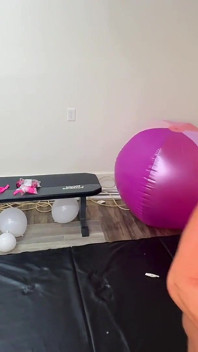 Diosa Kandy chupando globos