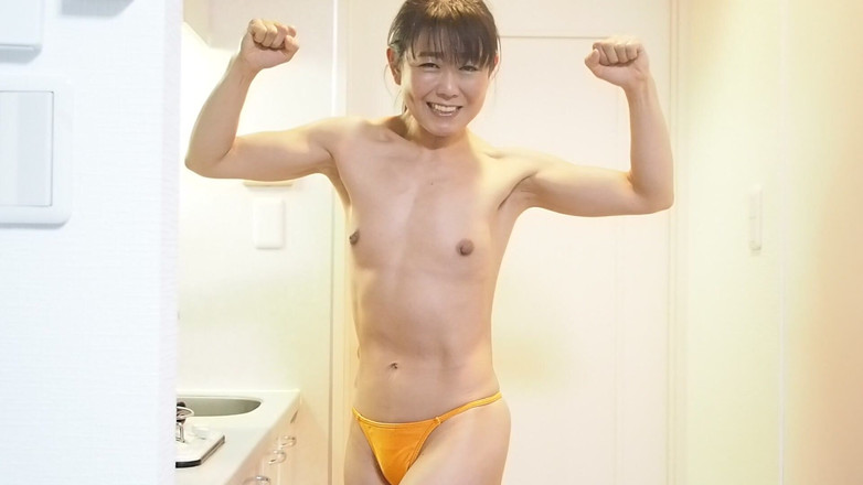 Mayumi Kanzaki: Svalnatá MILFka předvádí své nahé tělo