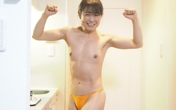 Mayumi Kanzaki: 筋肉熟女は彼女の裸の体を披露します