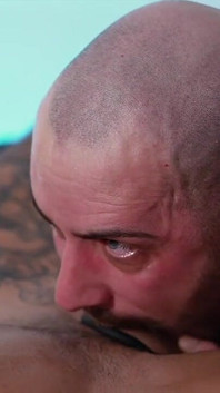 Un mec tchèque musclé baise une australienne à la gorge