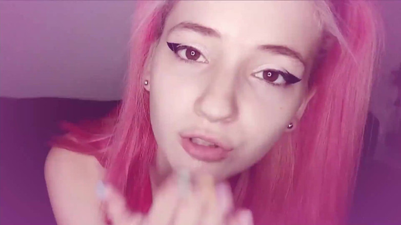 Emma Fiore: Drobná teenagerka nacpe do zadku lízátka a pak je saje -...