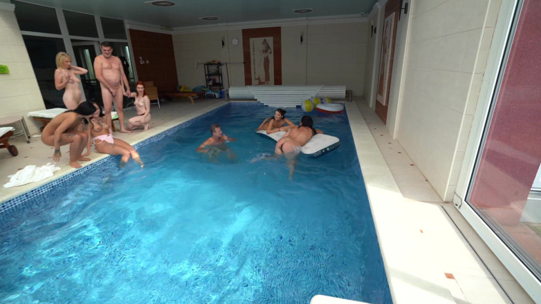 Czech Pornzone: Orgie cehă la piscină privată