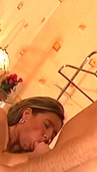 Două mame sexy mature împart un armăsar tânăr norocos