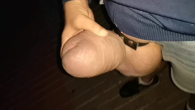 Monster_Meat_: Дрочит на улице
