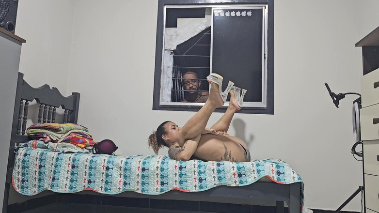 Eliane Furacao: Marido mirando a través de la ventana esposa masturbándose con...
