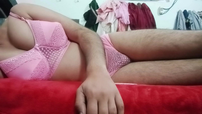 Gaurisissy: เกย์แต่งตัวข้ามเพศอินเดีย Gaurisissy โชว์และใช้นิ้วในตูดเธอในชุดชั้นในฮันนีมูนสีชมพู
