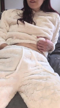 Roodharige Slet in Witte Pyjama-outfit Vingert Een Orgasme