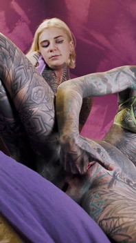 Anale neukmachine vernietigt schattige tattoo-meisjes kontgaatje - lesbische spuitactie