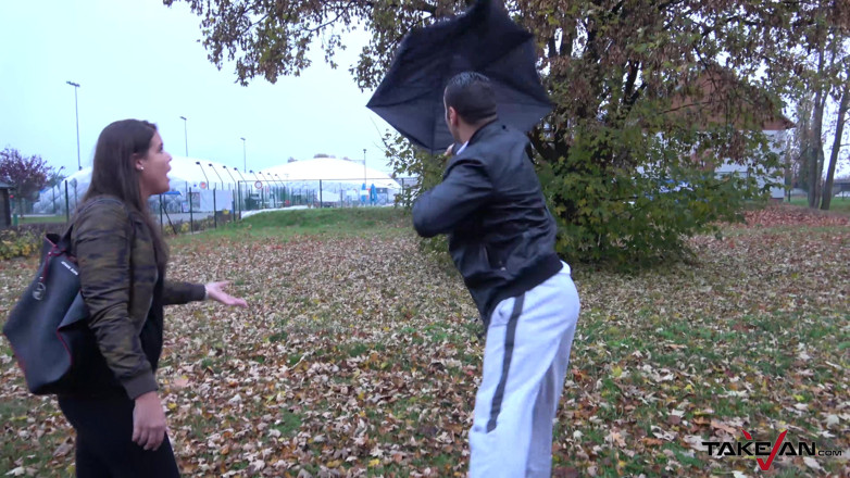 Take Van: Une avaleuse de sperme avec un parapluie déchiré trompée en...