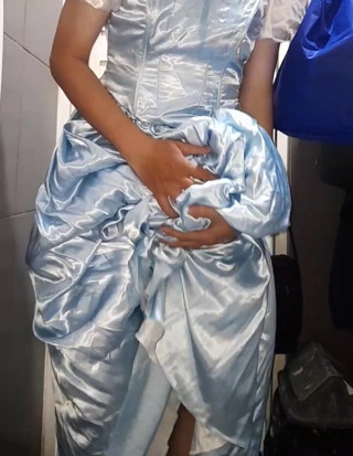 Naomisinka: Crossdresser acaba vistiendo elegante bata de bola de satén