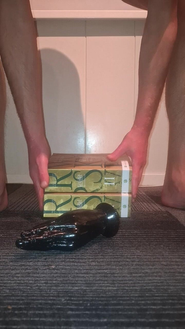 NoFace Twink X: Het gay twink älskar att rida sin enorma fisting leksak