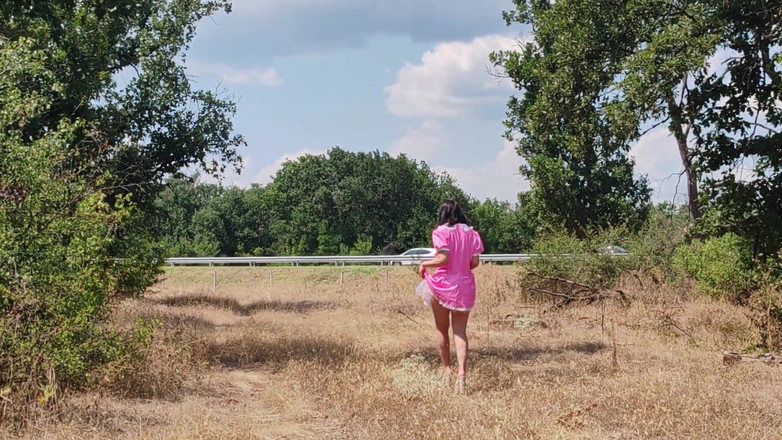 Za Za: Рабыня-шлюшка показывает свою розовую попку на трассе