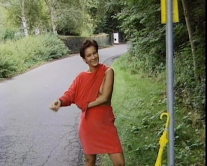 BB Video - Old School: 德国黑发女郎在户外自慰