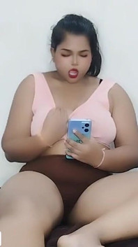 Indická studentka Niharik Chat s přítelem