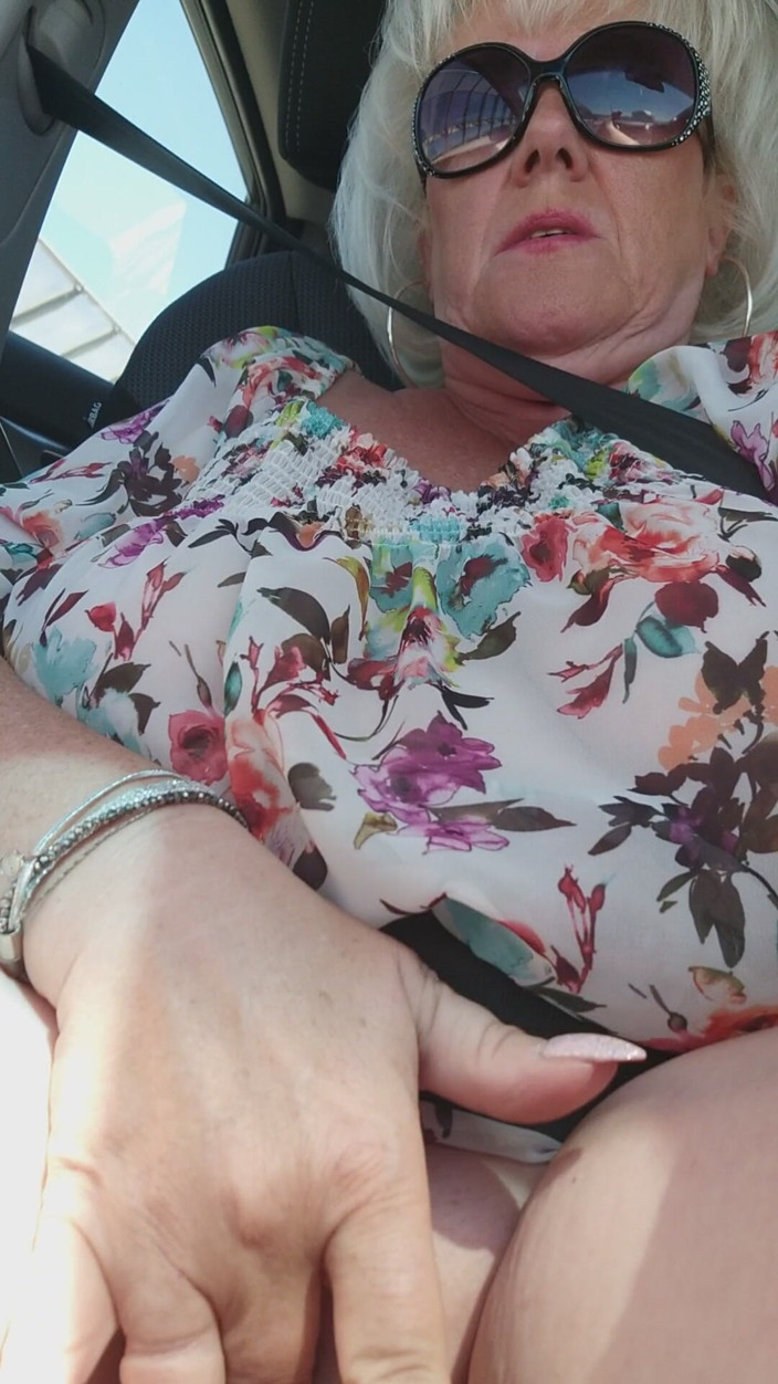 EroticOnlyClips: Matura bionda si sditalina la figa palpitante in pubblico nel...