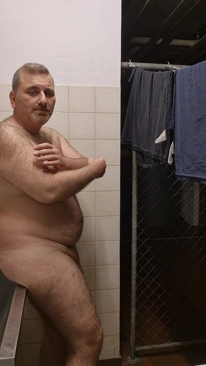 ChubbyDaddyBearLuka: Tlusté a chlupaté medvědí pruhy v prádelně