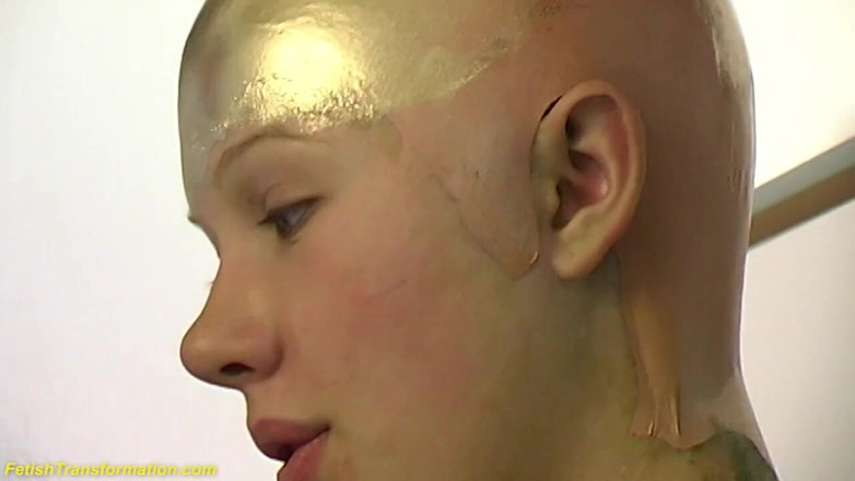 Fetish Islands: Echte flexibele contortionist wordt goud geschilderd