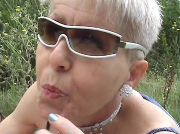 European Classics: Mature whore blowing dick after taking a piss