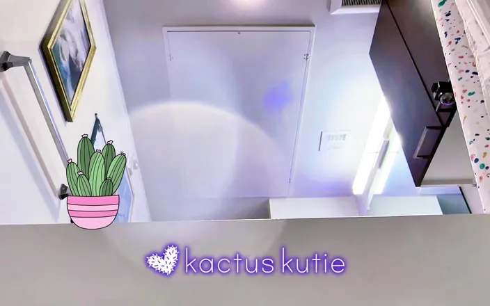 Kactus kutie: Spreading My Pussy to Pee