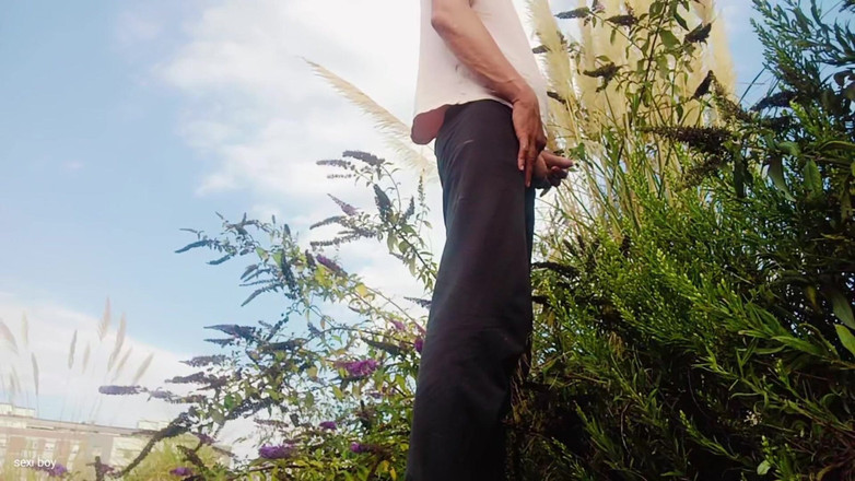 Young penis piss: 男孩在撒尿时记录