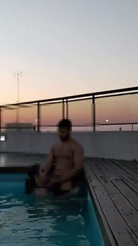 Éjacule beaucoup dans la piscine au coucher du soleil - aventures du comptable