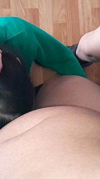 Le mie due amiche schiave mi leccano il corpo fino a quando non vengo