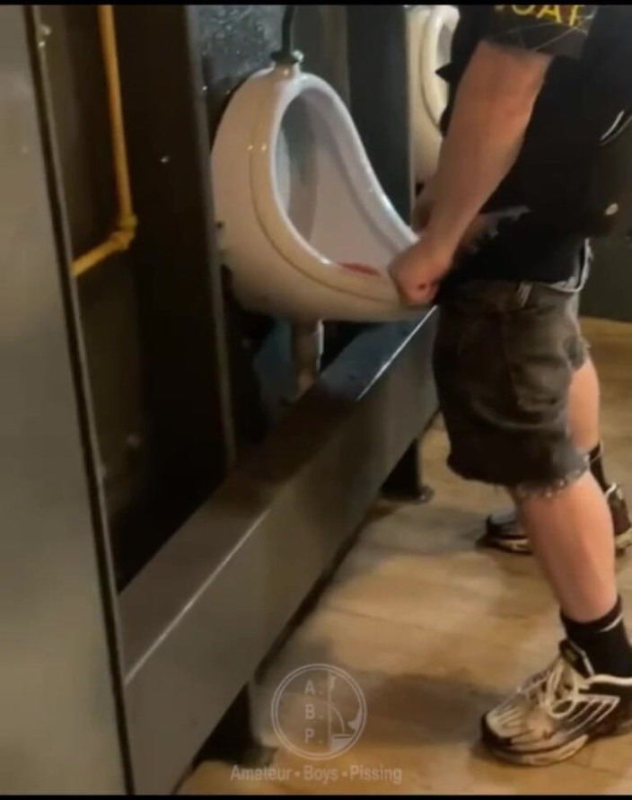 AmateurBoysPissing: Ragazzo Amatoriale Beccato Nell'orinatoio Pubblico (non Può Pisciare Quindi Preferisce Masturbarsi)