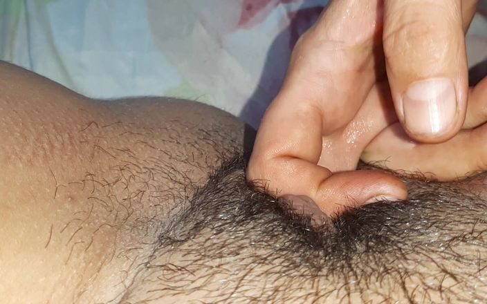 Lesbian-illusion: Mai întâi o fată mă fute și apoi o altă fată mă...