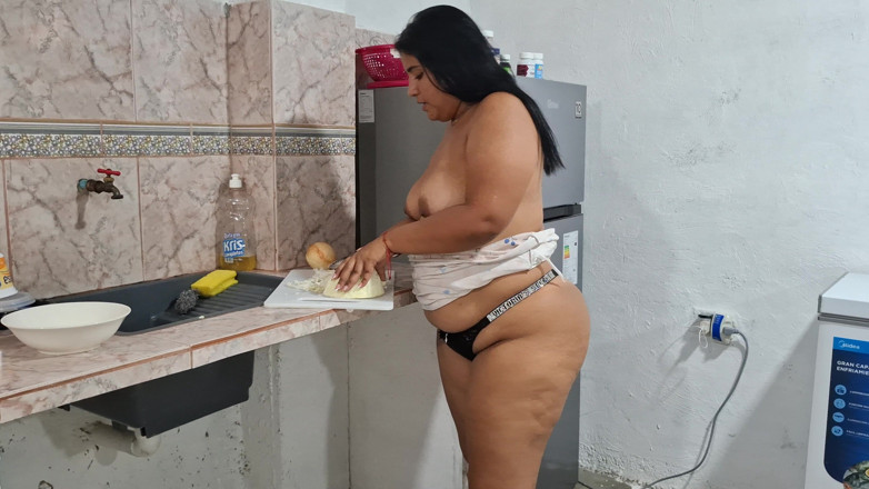 SugarPose: Femeie mare și țâțoasă latino Pandora se dezbracă și își expune o ținută