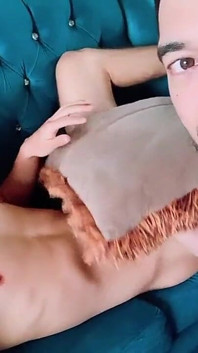 Questo ragazzo ha un corpo delizioso e un cazzo che sa di dei!