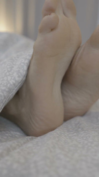 부드러운 발바닥으로 천천히 괴롭히는 금발 밀프