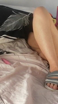 เมียมือสมัครเล่นสนุกกับการลองเสื้อผ้าแล้วฉีกมันออก