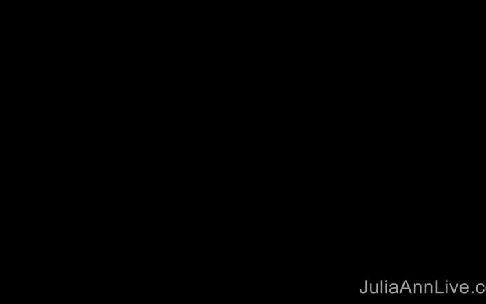 Julia Ann: Julia Ann și Vicky Vette - frumuseți care fac baie în culise