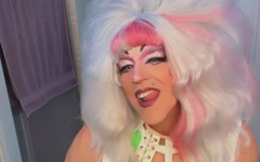 Shelly Robertss: Neonová noc