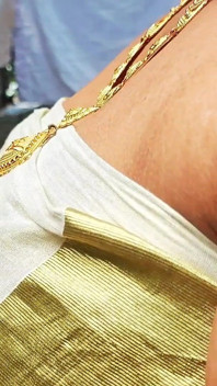 Chica india clásicamente vestida se desnuda usando solo joyas