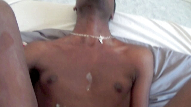 Crunch Boy: Pantat ebony muda seksi disetubuhi oleh stan lacoste