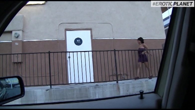 Erotic Planet X: Sexy holka masturbuje a kouří péro z gloryhole