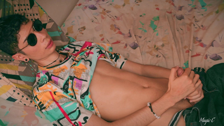 Magic C: 热辣的拉丁女郎twink magic c在大学后撸管他的大鸡巴并吞下他的精液