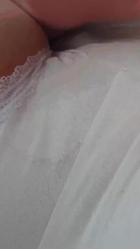 Soția excitată se fute în pat cu vibrator