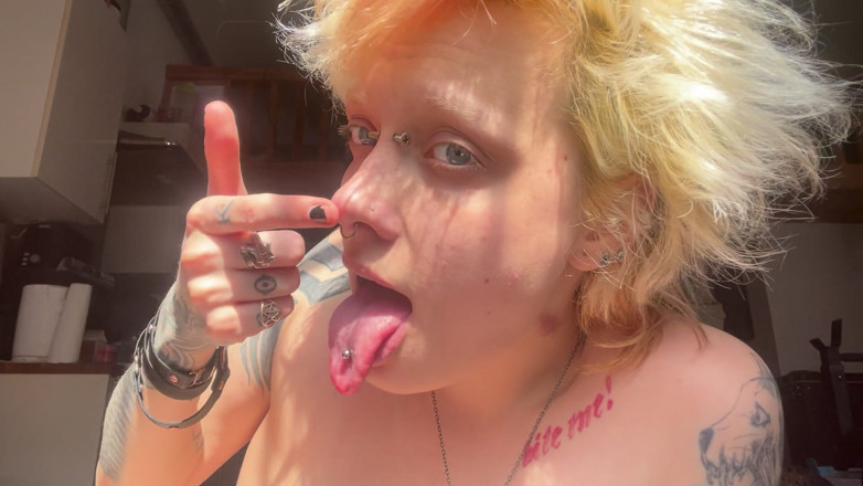 Glitterqueen1999: Une fille gothique se caresse le nez du cochon au...