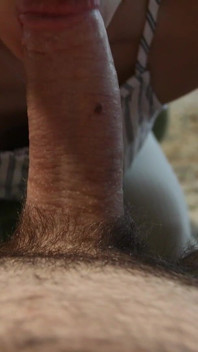 TV를 보면서 귀여운 중국 여친 POV 펠라, 부드러운 신음, 입에 사정