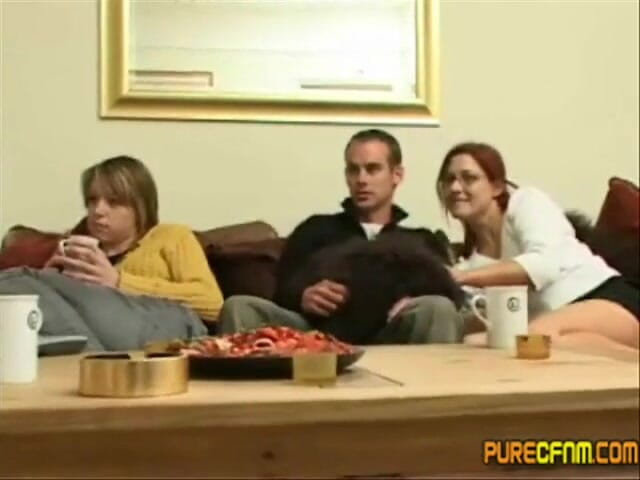 Pure CFNM: Assistindo um filme